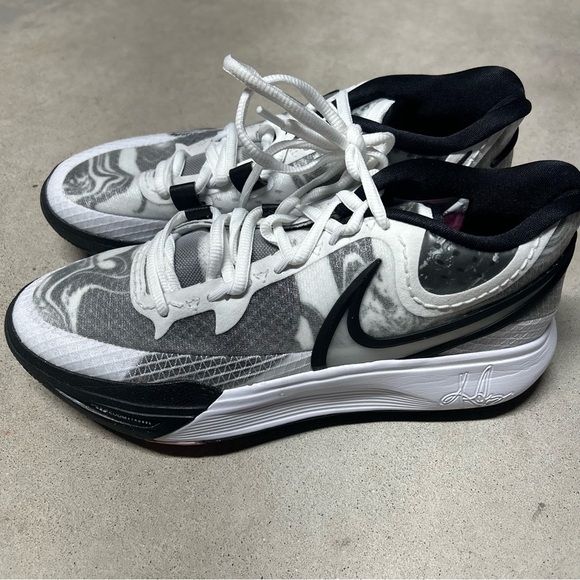 Nike Kyrie 8 Basketball Sneakers Kyrie Irving WhiteSize 8 DJ6017-101 - Picture 2 of 10